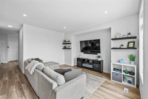 217 Blackbird Way, Grande Pointe, MB - Indoor Photo Showing Living Room