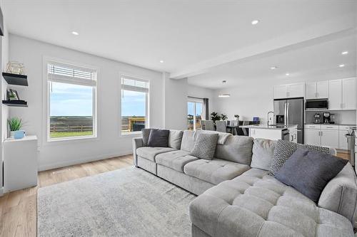 217 Blackbird Way, Grande Pointe, MB - Indoor Photo Showing Living Room
