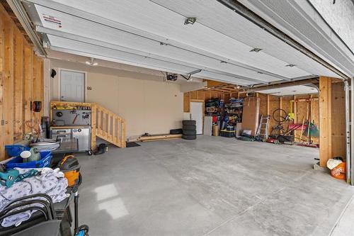 217 Blackbird Way, Grande Pointe, MB - Indoor Photo Showing Garage