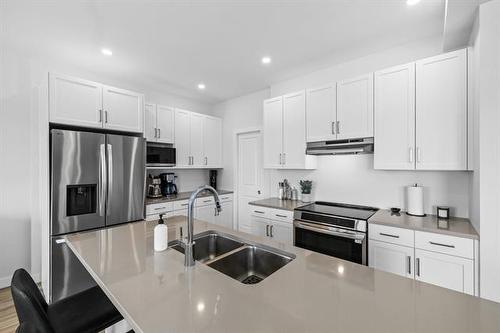 217 Blackbird Way, Grande Pointe, MB - Indoor Photo Showing Kitchen With Double Sink With Upgraded Kitchen