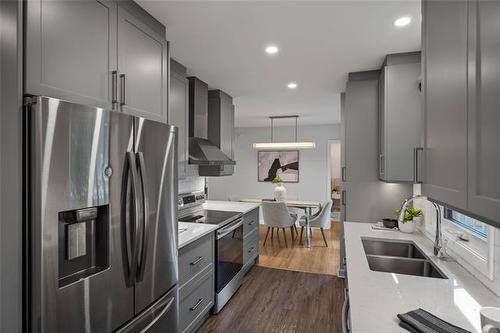 131 Buxton Rd, Winnipeg, MB - Indoor Photo Showing Kitchen With Double Sink With Upgraded Kitchen
