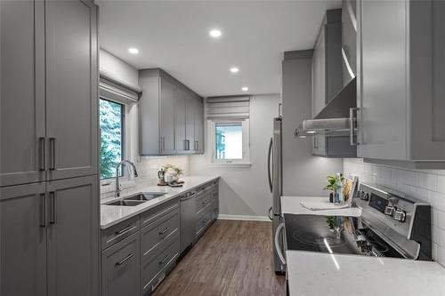 131 Buxton Rd, Winnipeg, MB - Indoor Photo Showing Kitchen With Double Sink With Upgraded Kitchen