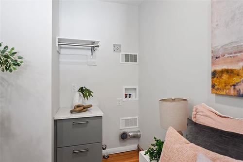 131 Buxton Rd, Winnipeg, MB - Indoor