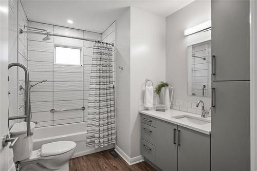 131 Buxton Rd, Winnipeg, MB - Indoor Photo Showing Bathroom