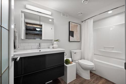 131 Buxton Rd, Winnipeg, MB - Indoor Photo Showing Bathroom