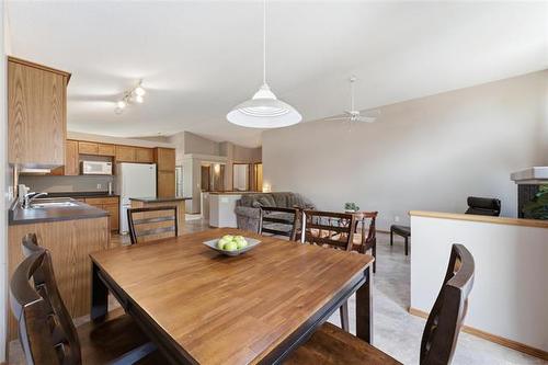 2 Bounty Bay, Winnipeg, MB - Indoor Photo Showing Dining Room