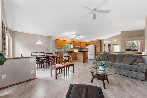 2 Bounty Bay, Winnipeg, MB - Indoor Photo Showing Living Room