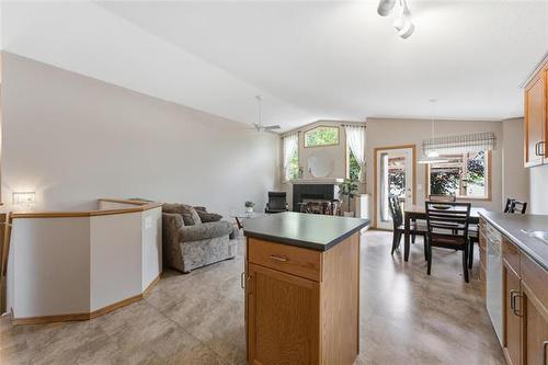 2 Bounty Bay, Winnipeg, MB - Indoor Photo Showing Kitchen
