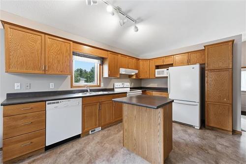 2 Bounty Bay, Winnipeg, MB - Indoor Photo Showing Kitchen