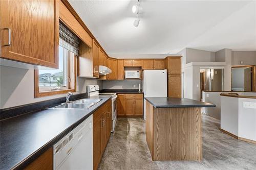 2 Bounty Bay, Winnipeg, MB - Indoor Photo Showing Kitchen With Double Sink