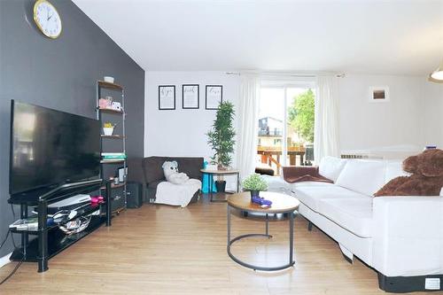5-385 St Anne'S Rd, Winnipeg, MB - Indoor Photo Showing Living Room