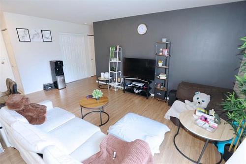 5-385 St Anne'S Rd, Winnipeg, MB - Indoor Photo Showing Living Room