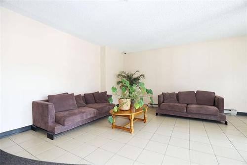 5-385 St Anne'S Rd, Winnipeg, MB - Indoor Photo Showing Living Room