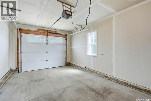 201 2007 Pohorecky Crescent, Saskatoon, SK - Indoor Photo Showing Garage