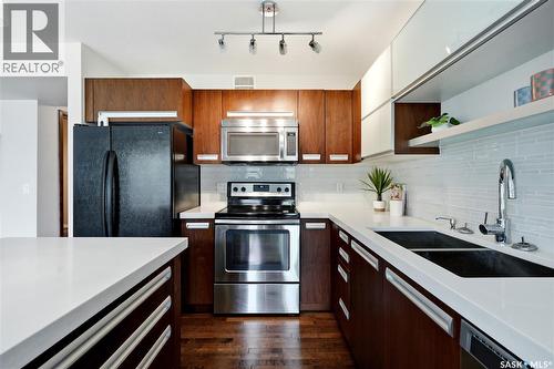 201 2007 Pohorecky Crescent, Saskatoon, SK - Indoor Photo Showing Kitchen With Double Sink With Upgraded Kitchen