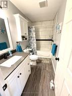Main bath on 3rd level - 
