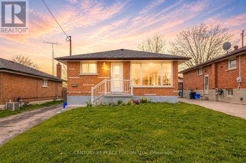 381 CONANT STREET  Oshawa, ON L1H 3S8
