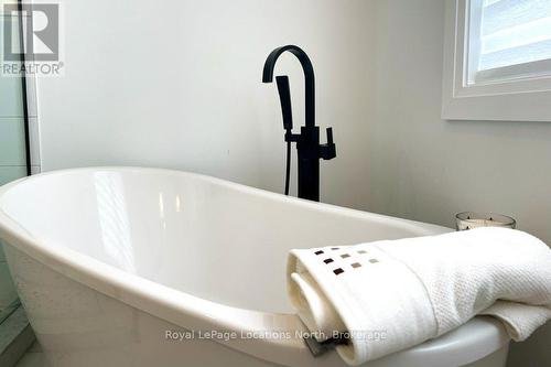 37 Foliage Drive, Tiny, ON - Indoor Photo Showing Bathroom
