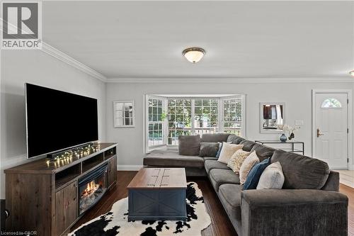 380 Thayer Avenue, Hamilton, ON - Indoor Photo Showing Living Room