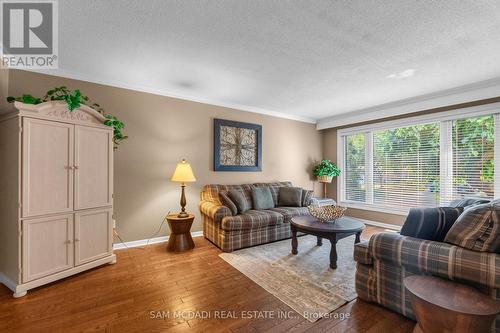 1077 Saginaw Crescent, Mississauga, ON - Indoor Photo Showing Living Room