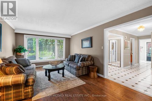1077 Saginaw Crescent, Mississauga, ON - Indoor Photo Showing Living Room