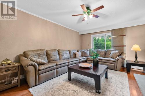 1077 Saginaw Crescent, Mississauga, ON - Indoor Photo Showing Living Room