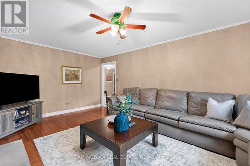 1077 Saginaw Crescent, Mississauga, ON - Indoor Photo Showing Living Room