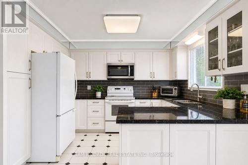 1077 Saginaw Crescent, Mississauga, ON - Indoor Photo Showing Kitchen