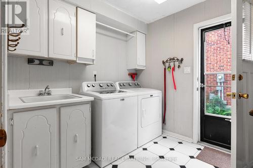 1077 Saginaw Crescent, Mississauga, ON - Indoor Photo Showing Laundry Room