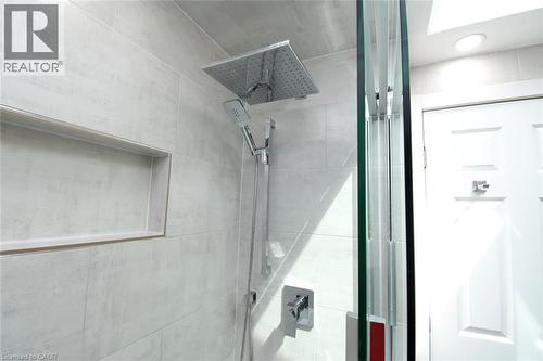 374 Brigadoon Drive, Hamilton, ON - Indoor Photo Showing Bathroom