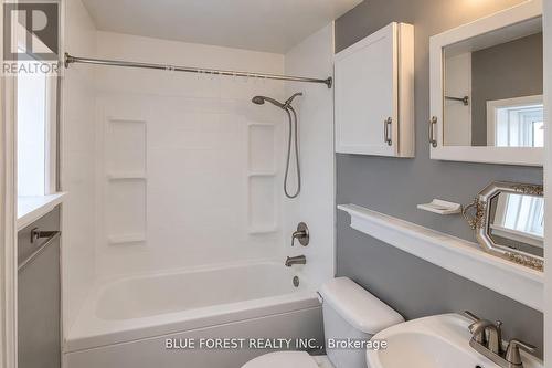 7 Church Street, St. Thomas, ON - Indoor Photo Showing Bathroom