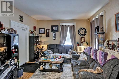 7 Church Street, St. Thomas, ON - Indoor Photo Showing Living Room