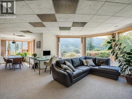 5725 Taghum Frontage Road, Taghum, BC - Indoor Photo Showing Living Room
