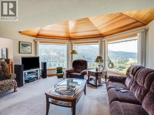 5725 Taghum Frontage Road, Taghum, BC - Indoor Photo Showing Living Room