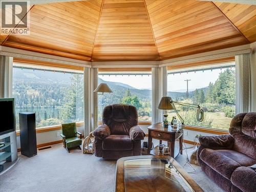 5725 Taghum Frontage Road, Taghum, BC - Indoor Photo Showing Living Room