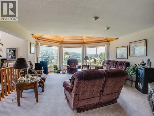 5725 Taghum Frontage Road, Taghum, BC - Indoor Photo Showing Living Room