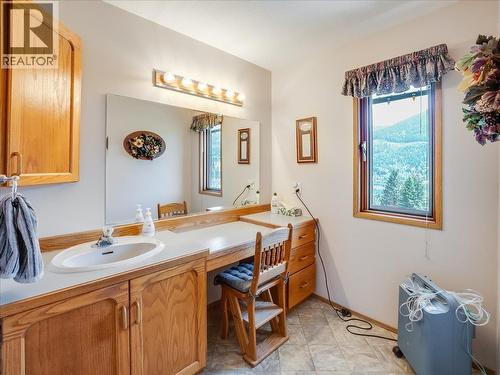 5725 Taghum Frontage Road, Taghum, BC - Indoor Photo Showing Bathroom