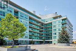 PENTHOUSE 702 - 60 FAIRFAX CRESCENT Toronto, ON M1L 0E1