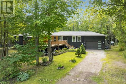 8 JOLIET CRESCENT  Tiny, ON L9M 1R2