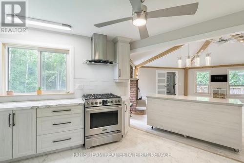 8 Joliet Crescent, Tiny, ON - Indoor Photo Showing Kitchen With Upgraded Kitchen