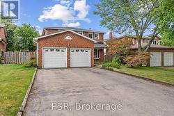 6 LIPPINCOTT COURT Richmond Hill, ON L4C 7M5