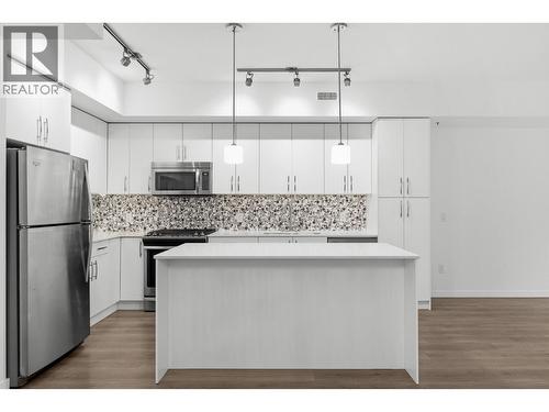 Kitchen - 680 Old Meadows Road Unit# 74, Kelowna, BC - Indoor Photo Showing Kitchen With Stainless Steel Kitchen With Upgraded Kitchen