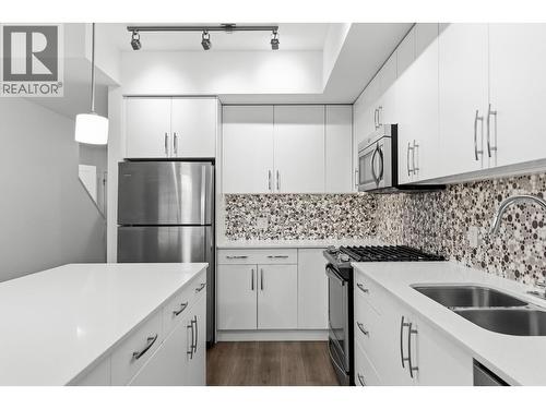 680 Old Meadows Road Unit# 74, Kelowna, BC - Indoor Photo Showing Kitchen With Stainless Steel Kitchen With Double Sink With Upgraded Kitchen