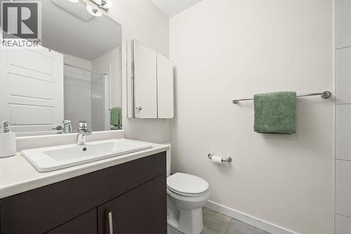 2nd floor main bathroom 4 piece with bathtub - 680 Old Meadows Road Unit# 74, Kelowna, BC - Indoor Photo Showing Bathroom
