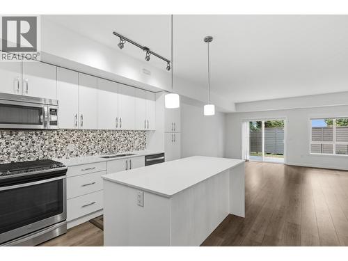 kitchen with island - 680 Old Meadows Road Unit# 74, Kelowna, BC - Indoor Photo Showing Kitchen With Upgraded Kitchen