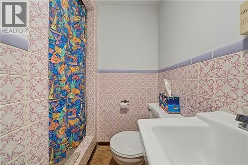 44 Tom Street, Hamilton, ON - Indoor Photo Showing Bathroom