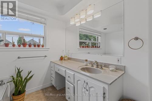 66 Paling Court, Hamilton, ON - Indoor Photo Showing Bathroom