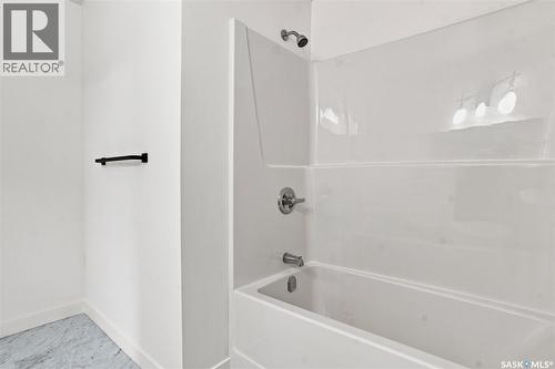 1220 H Avenue N, Saskatoon, SK - Indoor Photo Showing Bathroom