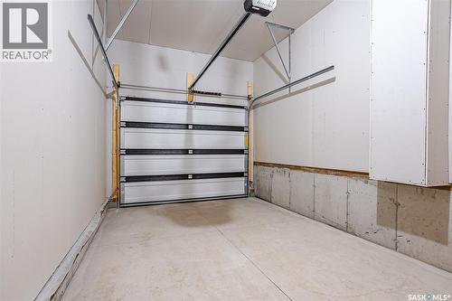 1220 H Avenue N, Saskatoon, SK - Indoor Photo Showing Garage