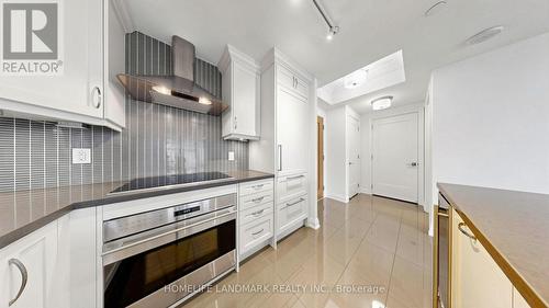 507 - 15 Stollery Pond Crescent, Markham, ON - Indoor Photo Showing Kitchen With Upgraded Kitchen